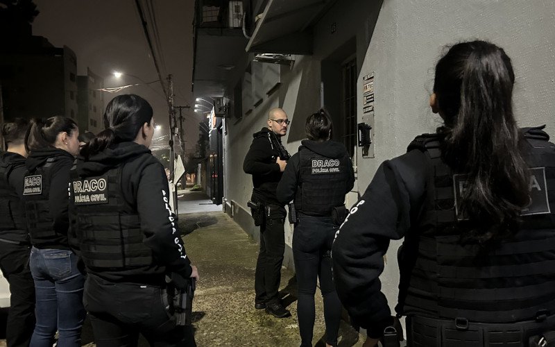 Agentes da Draco de São Leopoldo cumpriram mandado de busca no apartamento em que o ex-vereador reside no bairro Morro do Espelho | abc+