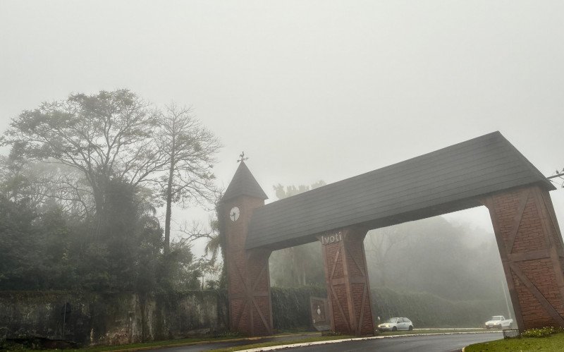 Neblina bastante forte na manhã desta segunda-feira (14) no pórtico de Ivoti | abc+