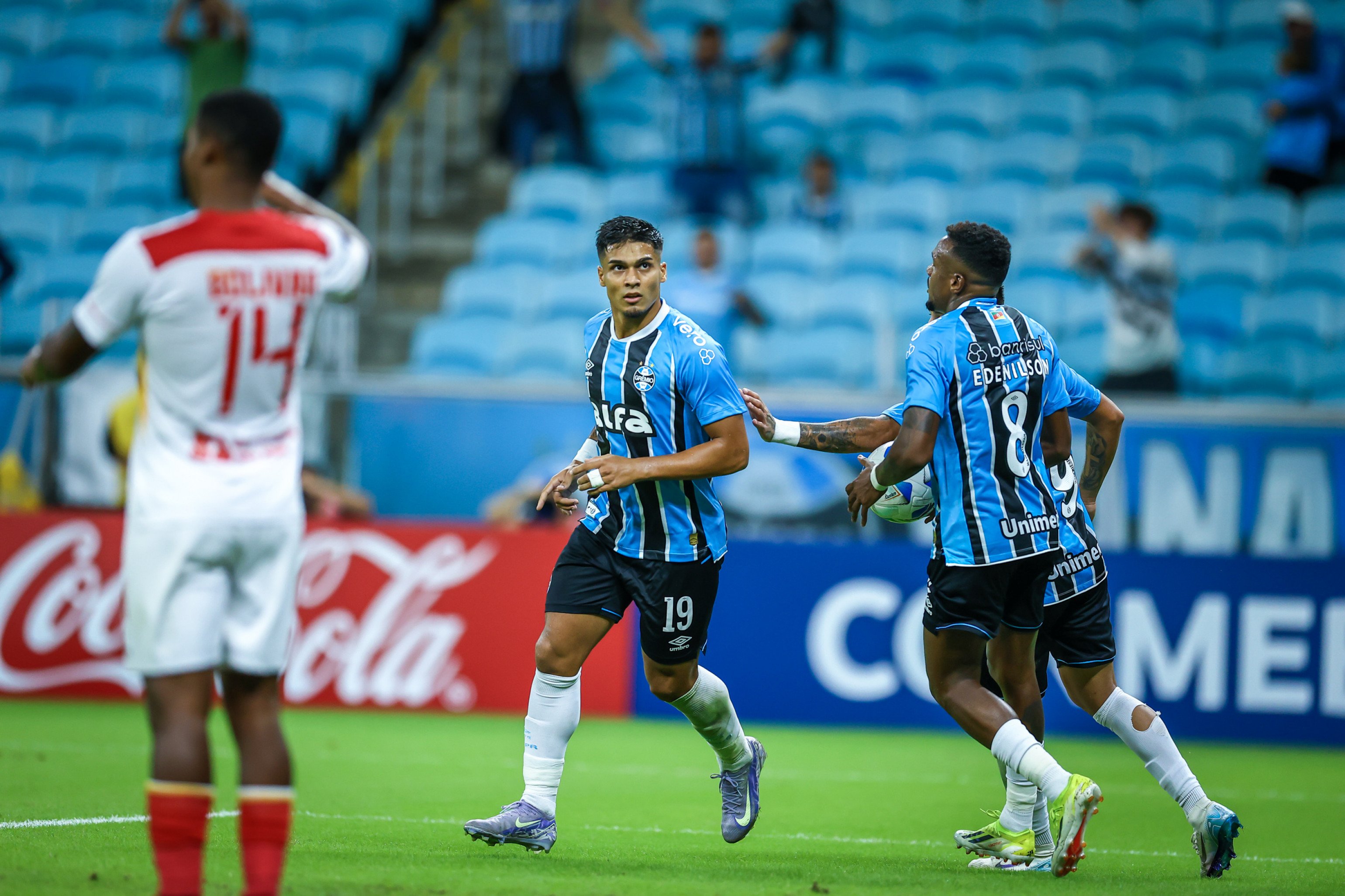 Após goleada sofrida no Brasileirão, Grêmio anuncia saída de jogador