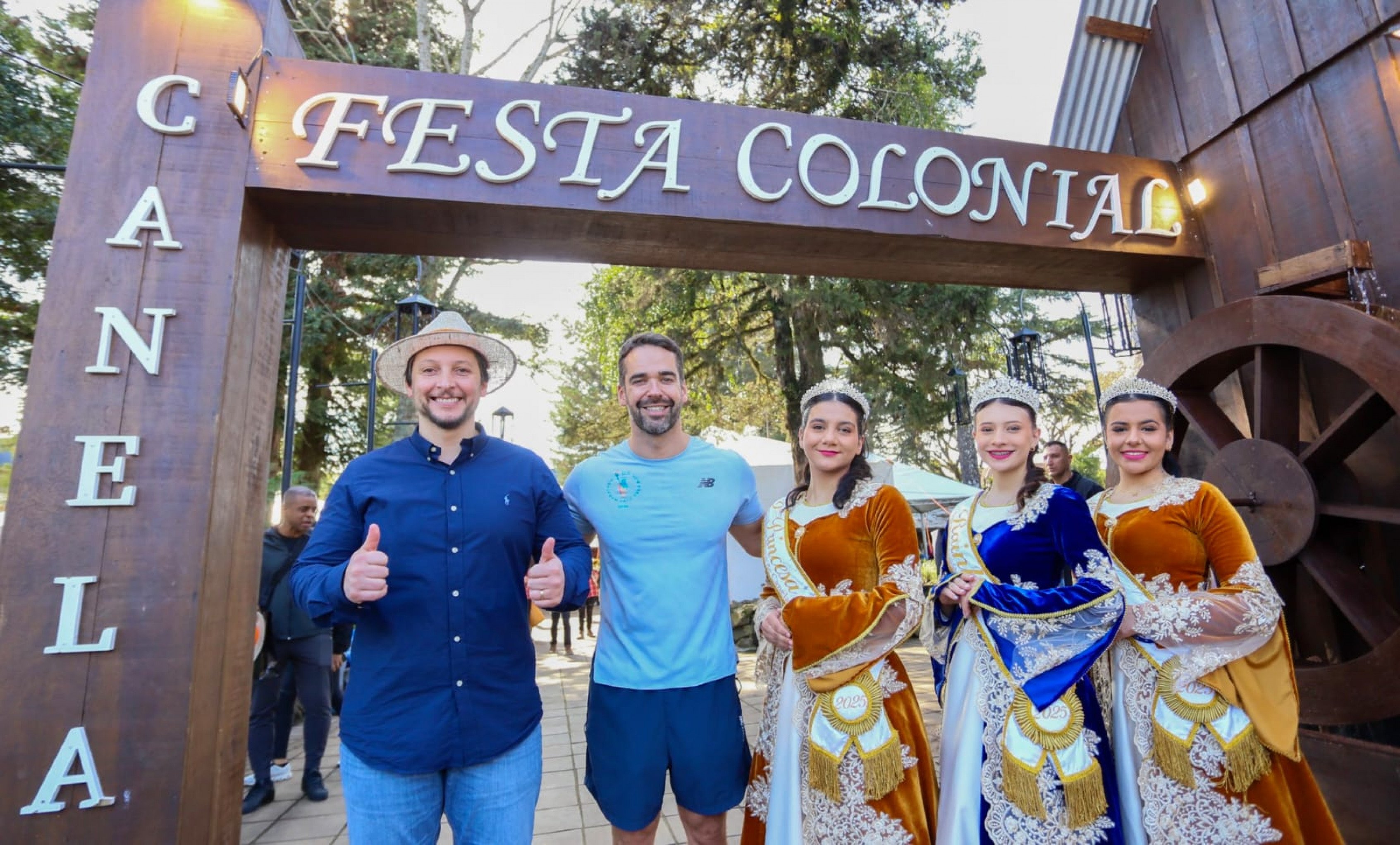 VÍDEO: Festa Colonial de Canela abre programação com primeiro desfile temático e presença do governador do RS