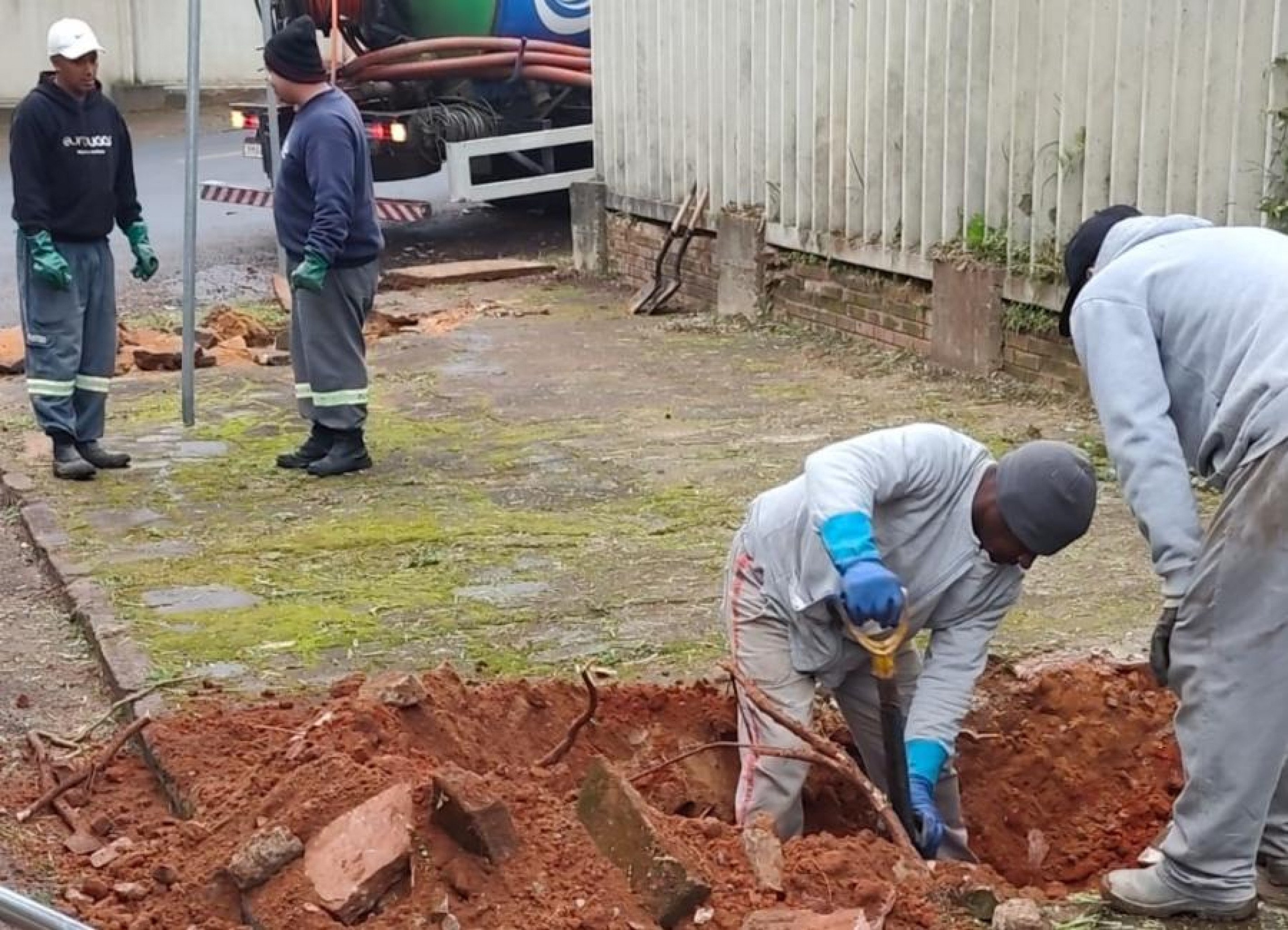 Secretaria de Obras realiza limpeza de bocas de lobo no bairro São José