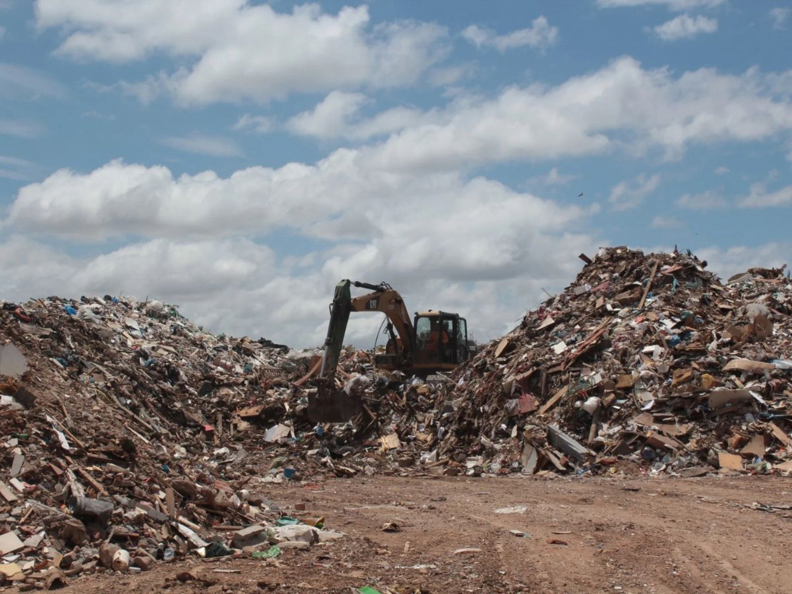 Resíduos da enchente continuam entulhados no Parque Industrial Jorge Lanner