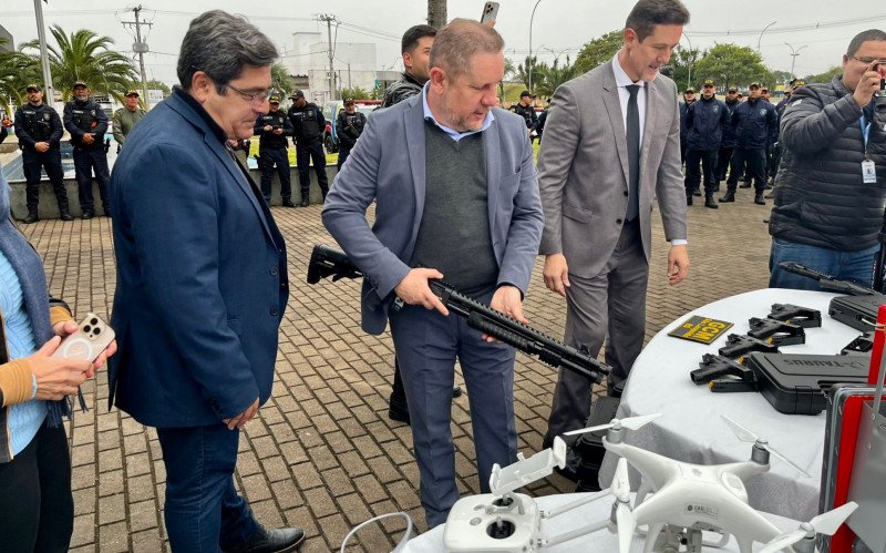 Entrega de viaturas e equipamentos para a GCM  ocorreu na manhã desta terça-feira (15), em frente à Prefeitura 