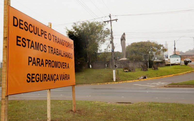 Trecho na entrada de Nova Santa Rita, no km 435,5 da BR-386, ganhou placa de aviso nas últimas semanas | abc+