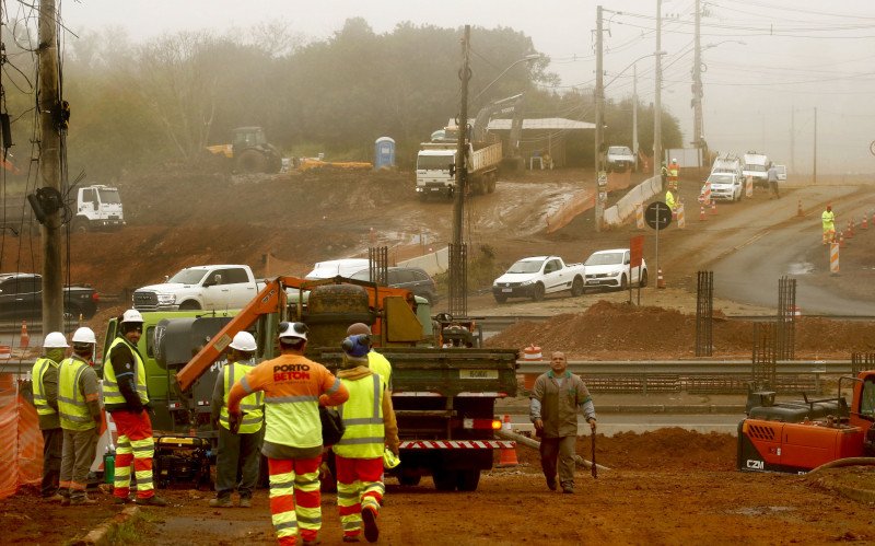 Há homens e máquinas no trecho bloqueado da Dr. Lourenço Záccaro, no km km 434,8 da BR-386 | abc+