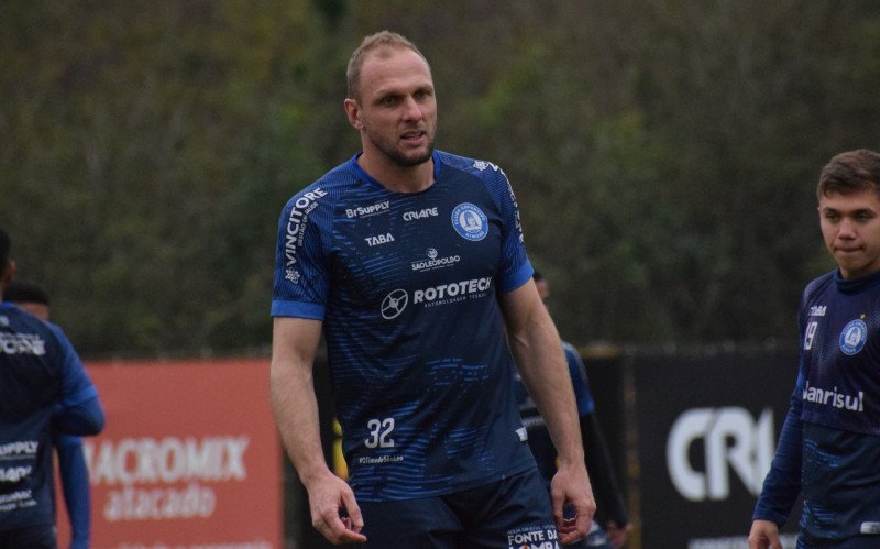Zagueiro Micael retorna à equipe após cumprir suspensão | abc+