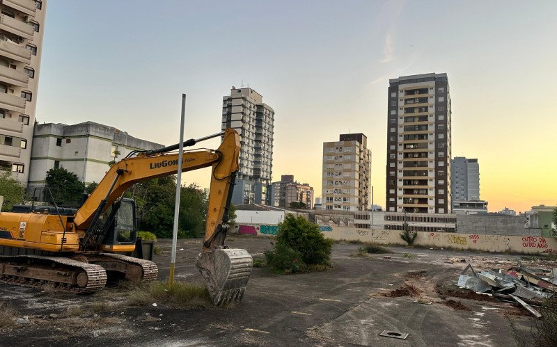 Obra no terreno do antigo Nacional na Rua Gomes Portinho  | abc+