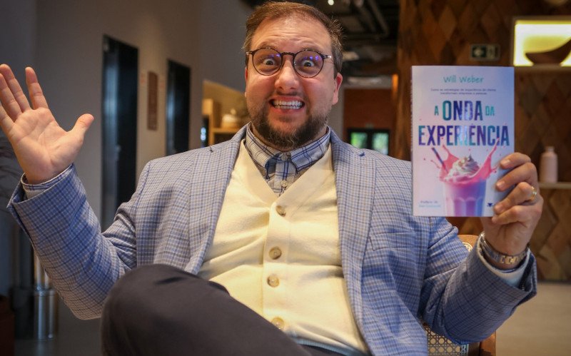 Will Weber com seu livro, que está entre os mais vendidos do Brasil nas listas de negócios