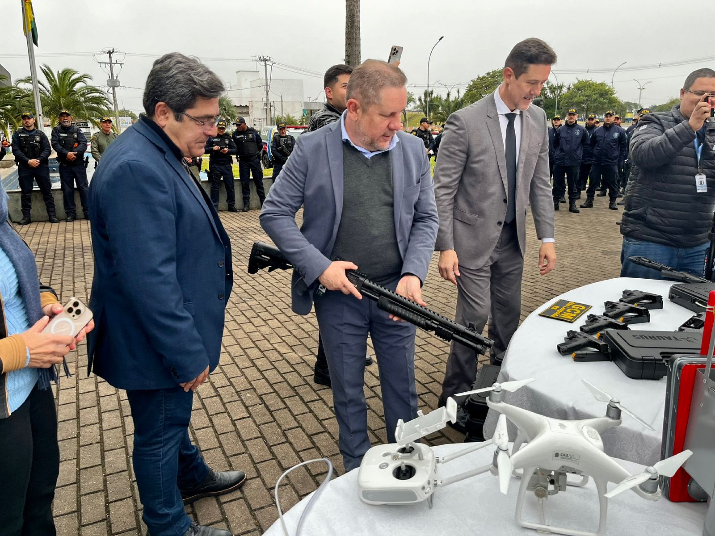 Guarda de São Leopoldo recebe novas viaturas, armas e equipamentos