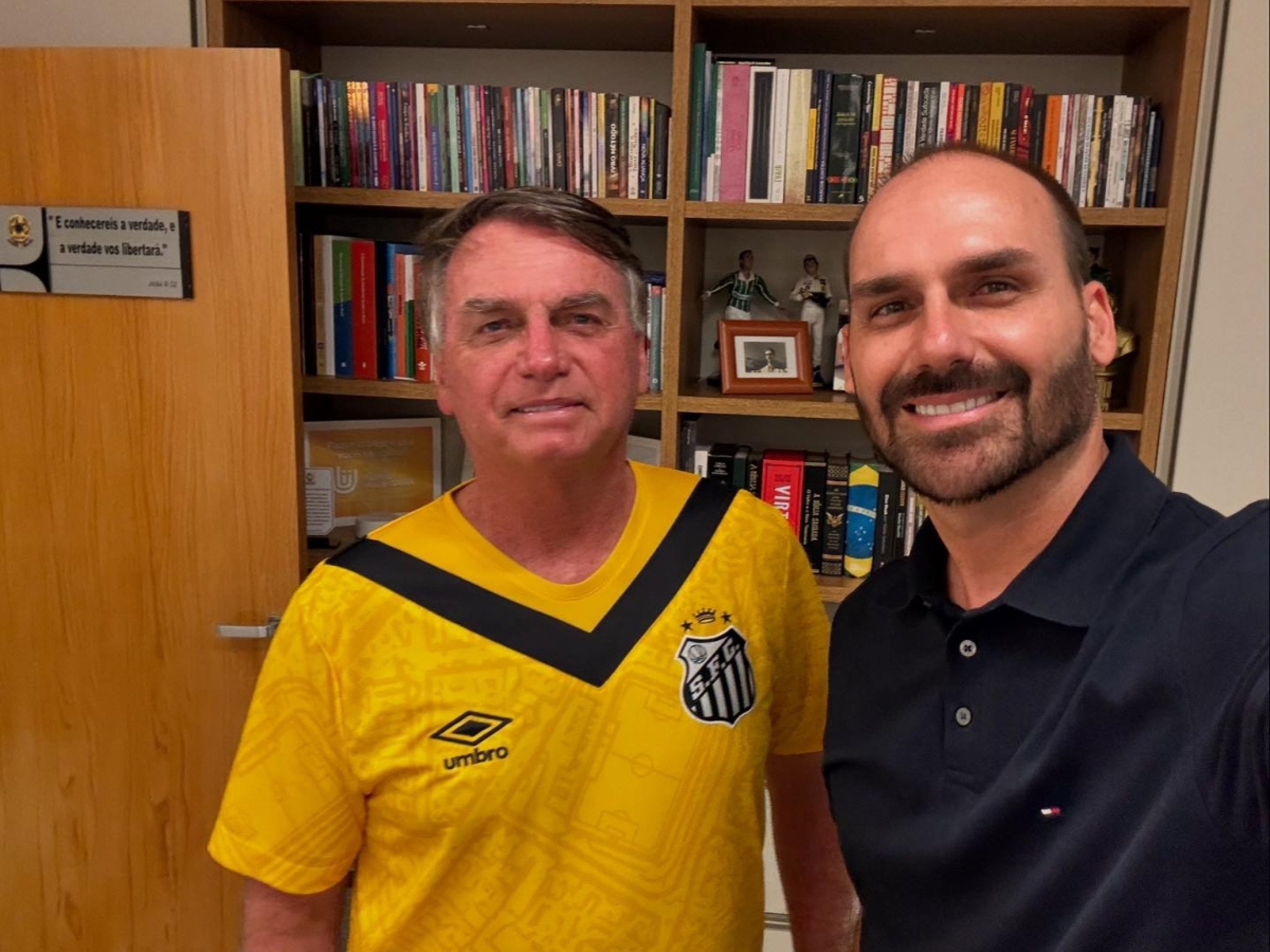 Eduardo Bolsonaro posta em inglês no X que Moraes dobra aposta contra o pai