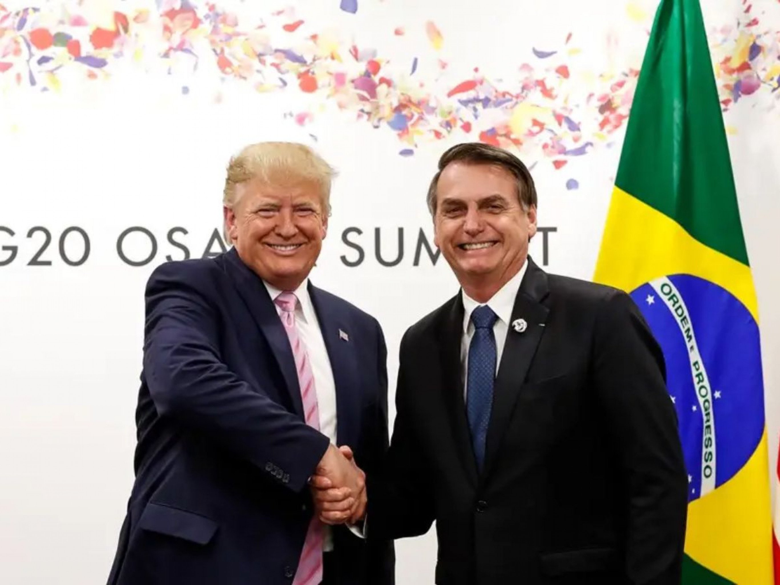 "Não é desonesto": Trump volta a defender Bolsonaro