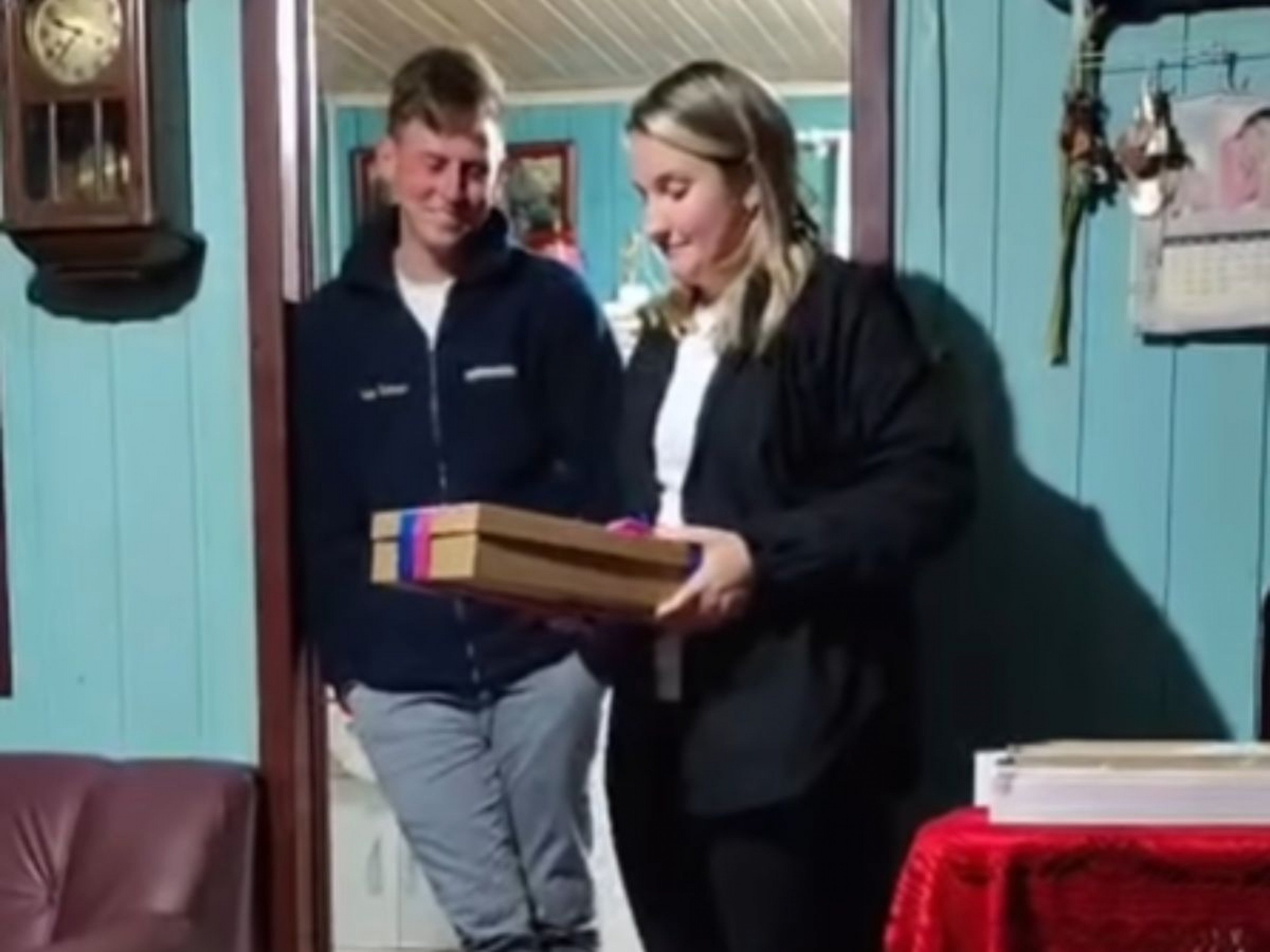 "Foi longe demais": Homem se pronuncia após repercussão do vídeo do "chá revelação de traições"