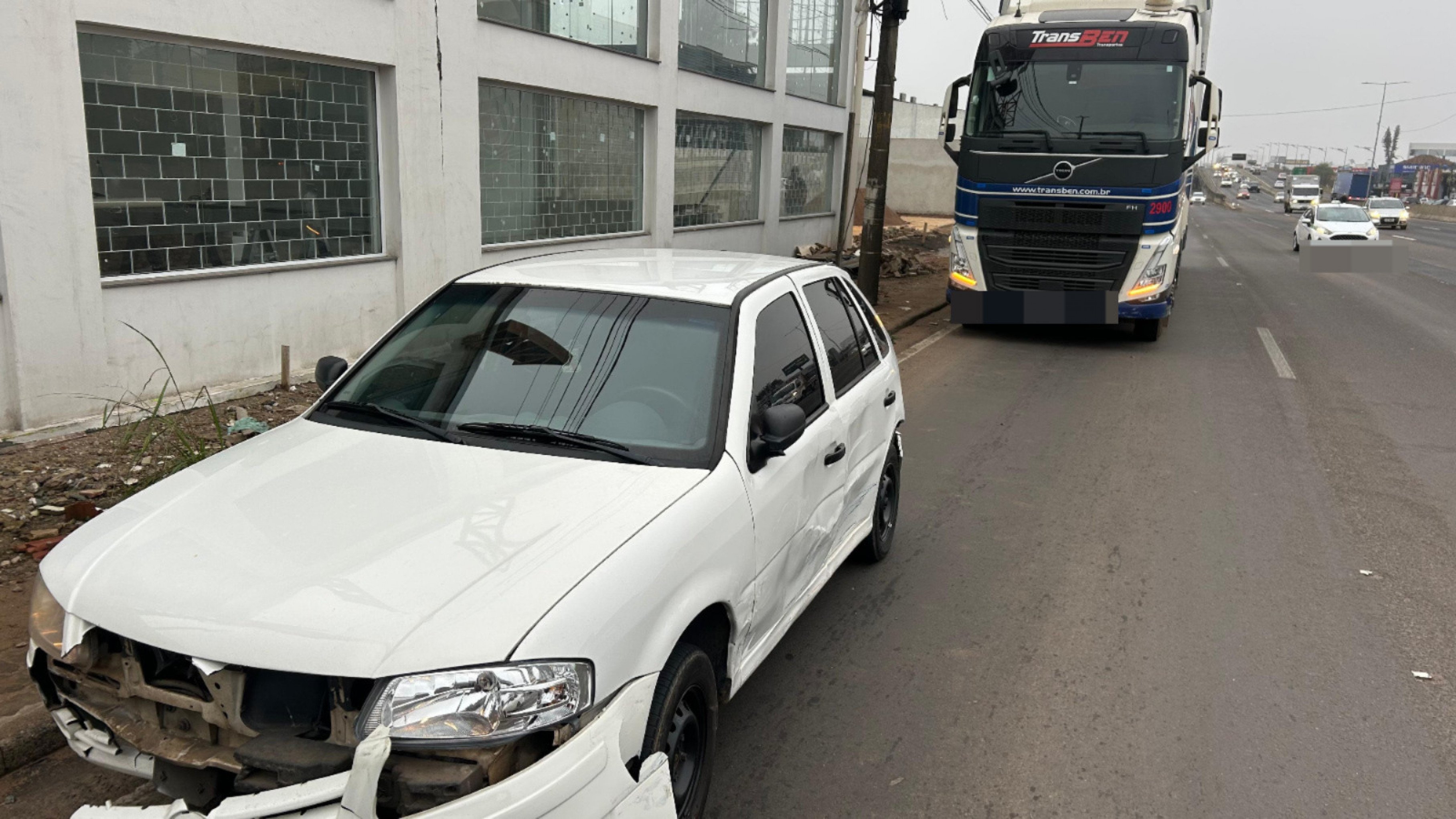 BR-116: Acidente com caminhão da Havan deixa veículo atravessado na rodovia e provoca lentidão