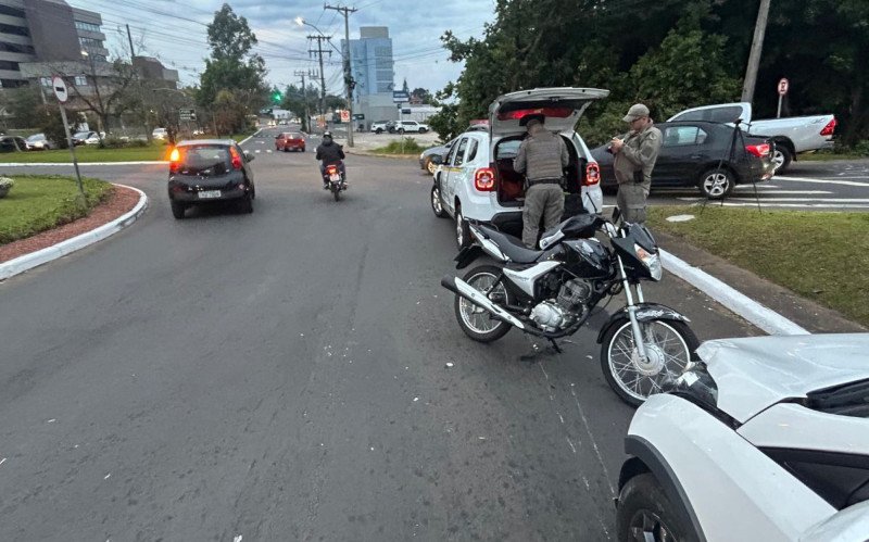 Acidente em frente à rótula da Prefeitura de Novo Hamburgo na manhã desta quarta-feira (16) | abc+