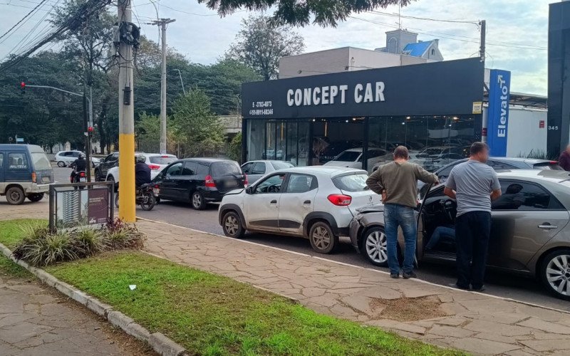 Engavetamento envolveu três veículos na Avenida João Corrêa nesta quarta-feira