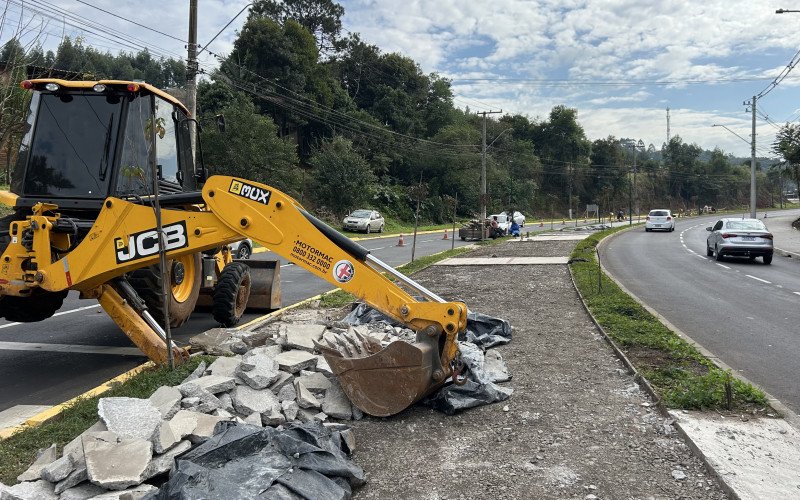 Reparos na Avenida Presidente Vargas, em trecho recentemente duplicado, devem durar entre duas e quatro semanas