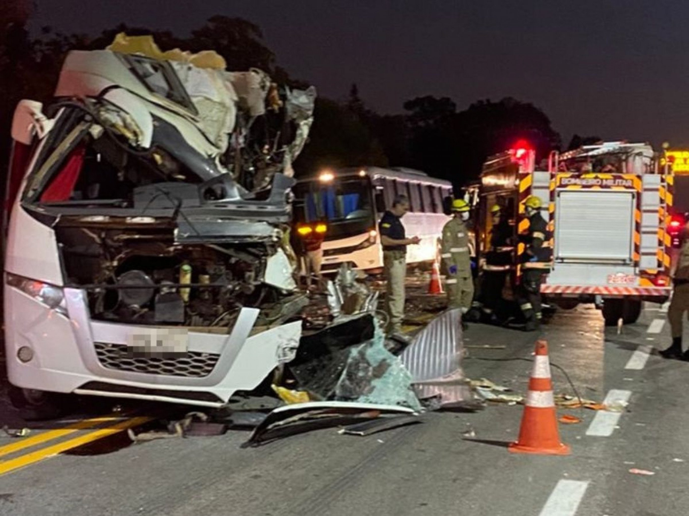 Acidente entre 2 ônibus com estudantes e carreta deixa ao menos 5 mortos em BR