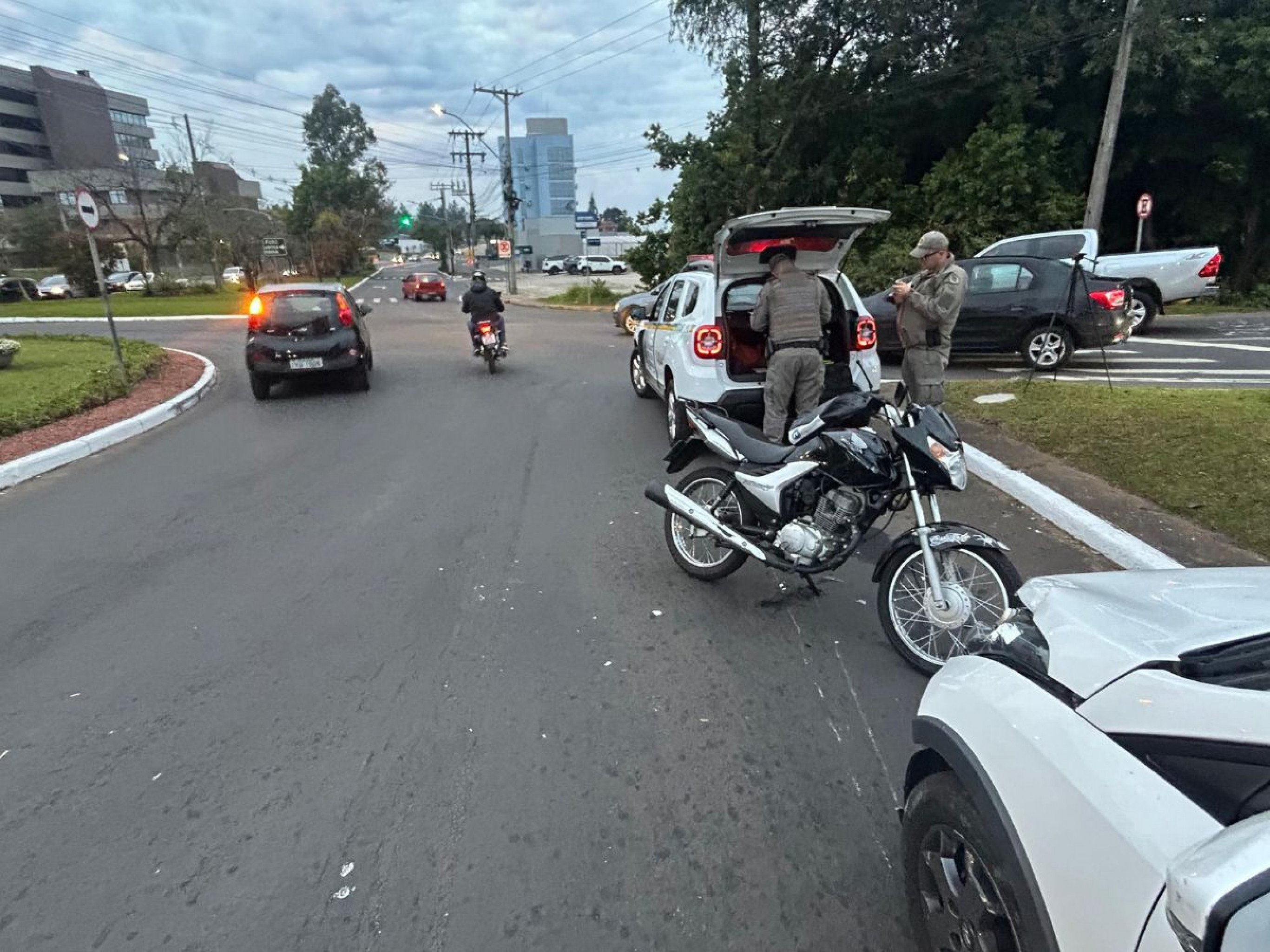 Colisão na rótula em frente à Prefeitura de Novo Hamburgo provoca transtornos no trânsito