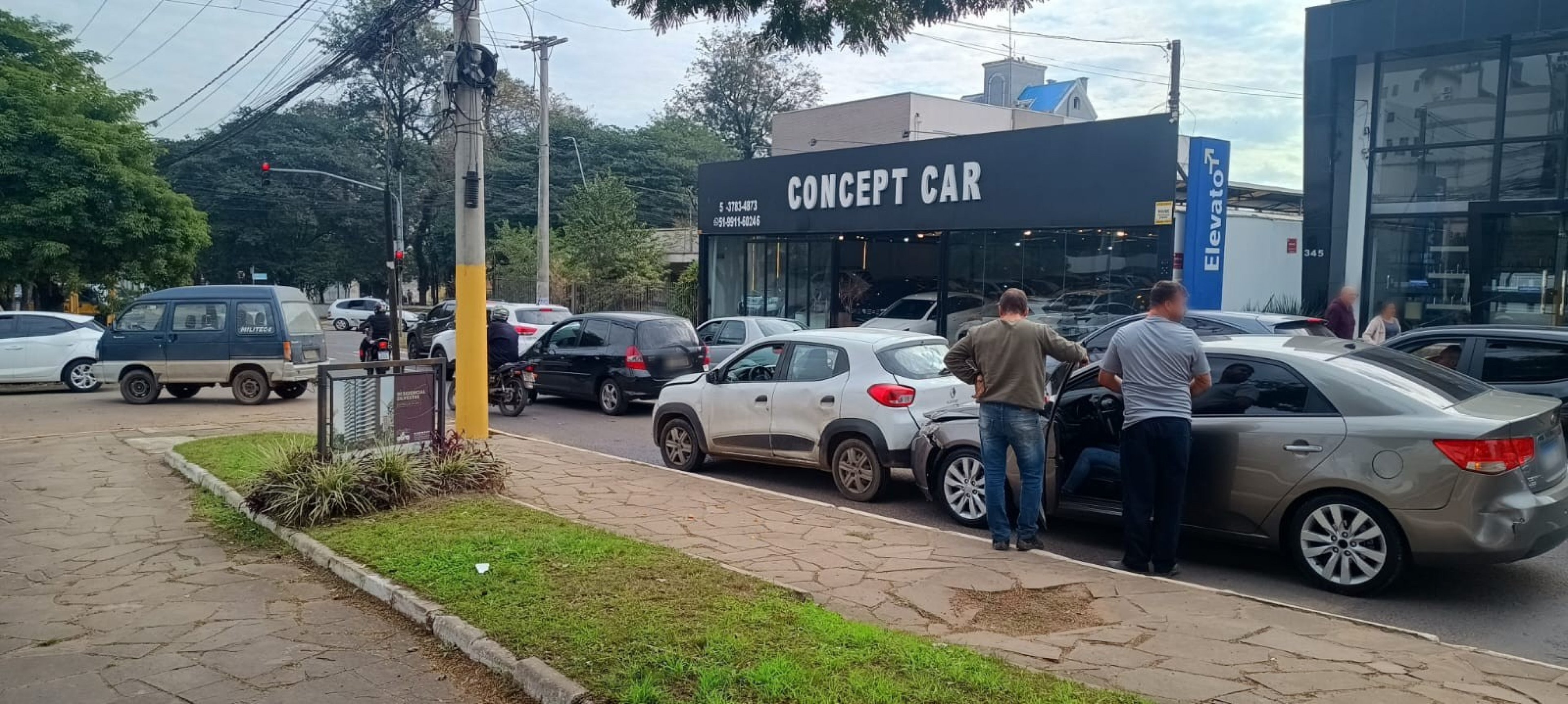 Engavetamento entre três veículos causa lentidão na Avenida João Corrêa nesta quarta-feira