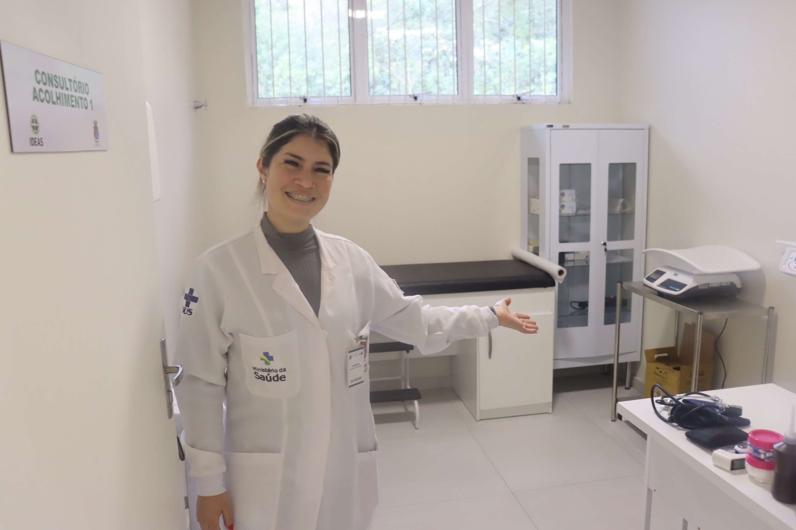 A t&eacute;cnica em enfermagem Vanessa Duarte &eacute; uma das respobs&aacute;veis pelo acolhimento na UBS Vila Nova