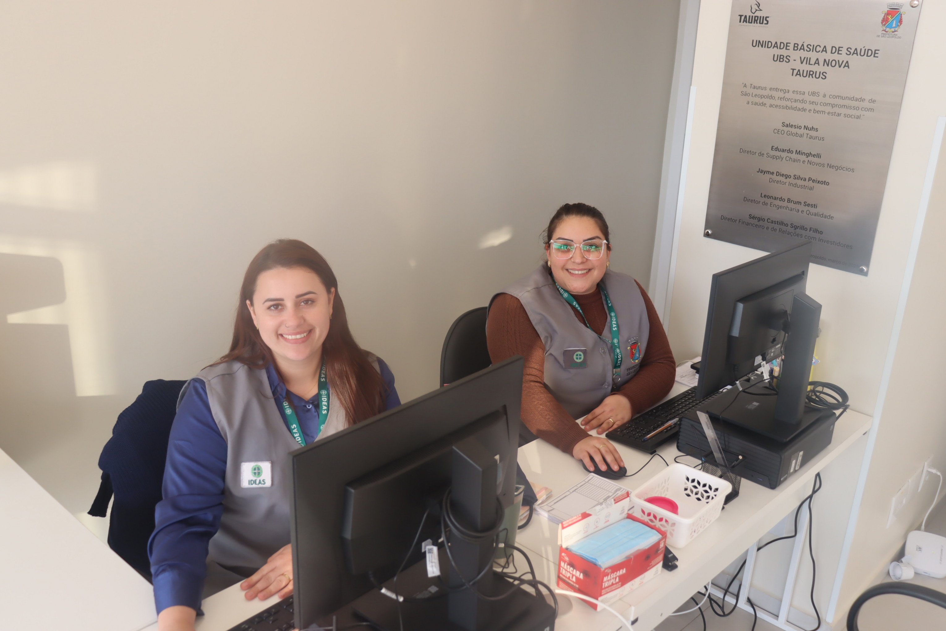 As auxiliares administrativas Camila Martins&nbsp;Dein e Janine Couto Figueiredo (da esqueda para a direita), atuam na recep&ccedil;&atilde;o