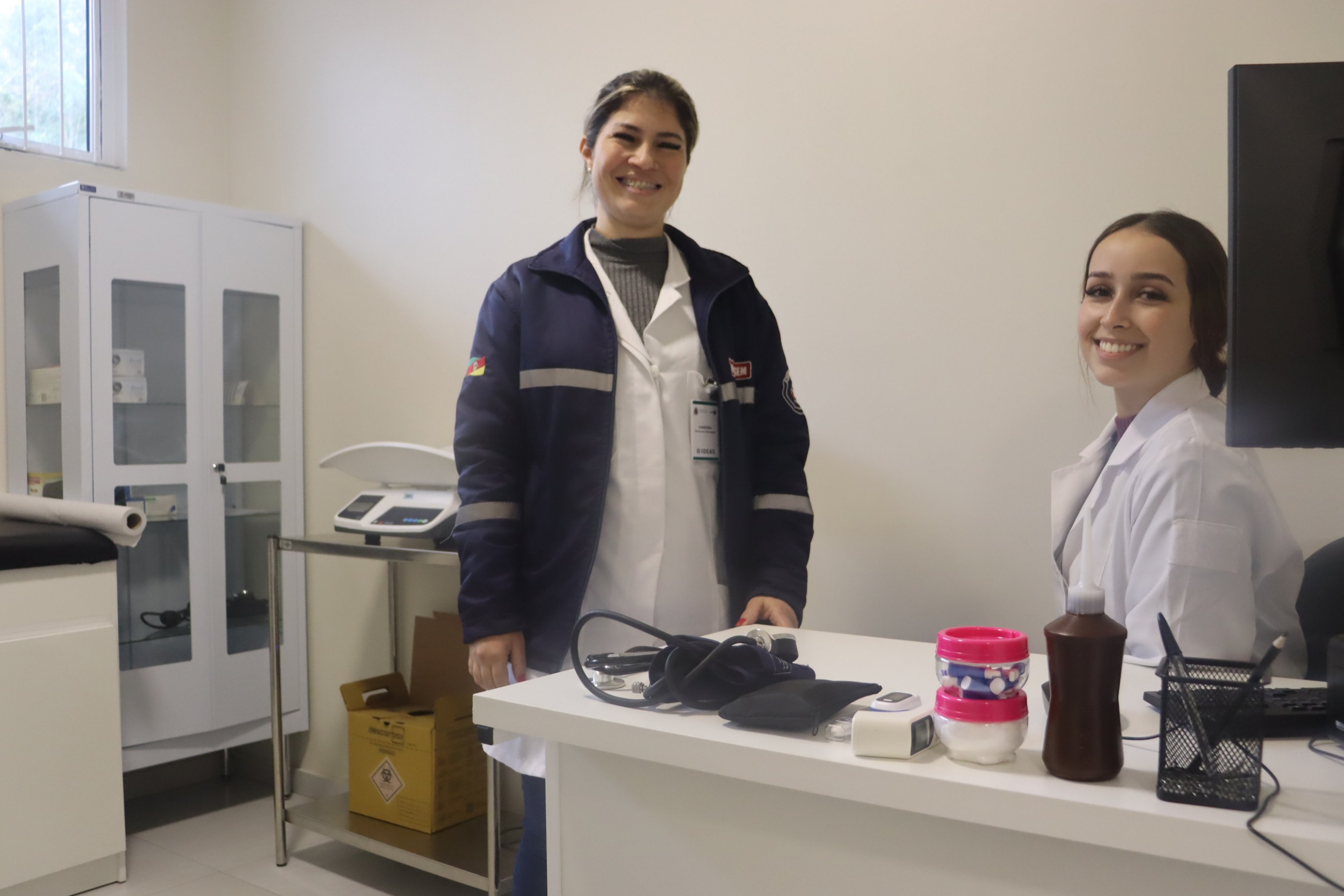 Da esquerda para a direita, as t&eacute;cnicas em enfermagem Vanessa Duarte e Tatiani Ribarr atender&atilde;o no acolhimento da UBS Vila Nova