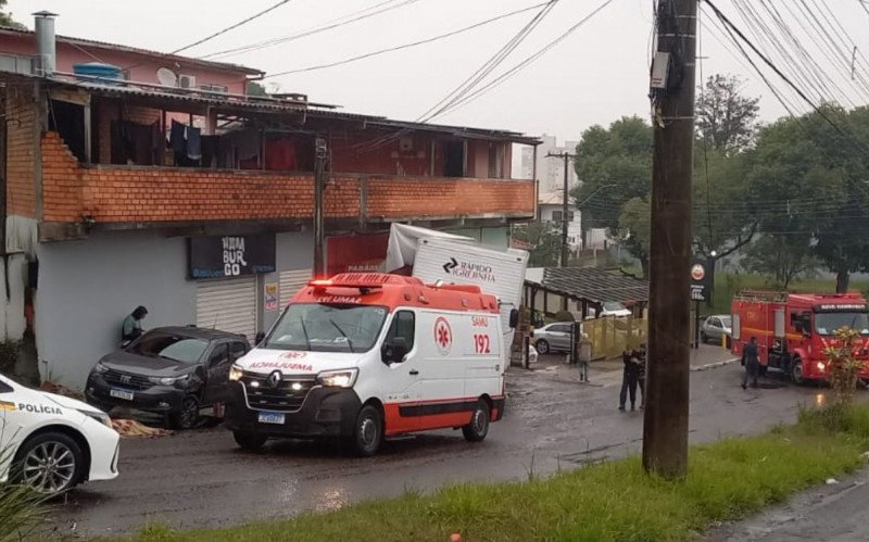 Caminhão atropela e mata homem em Novo Hamburgo e atinge imóvel com moradores dentro
