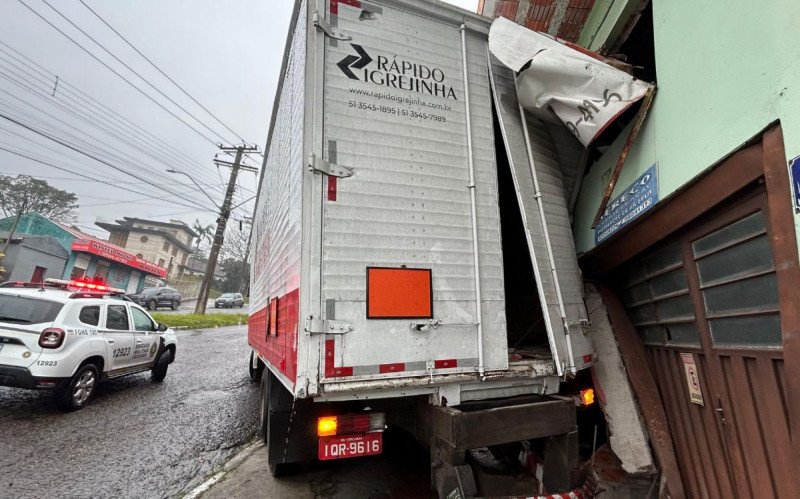 Caminhão atropela e mata homem em Novo Hamburgo e atinge imóvel com moradores dentro
