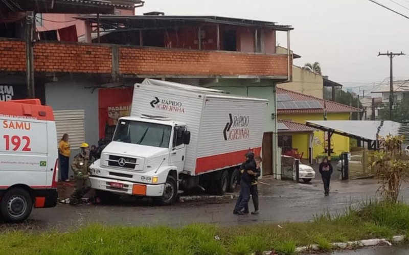 Caminhão atropela e mata homem em Novo Hamburgo e atinge imóvel com moradores dentro
