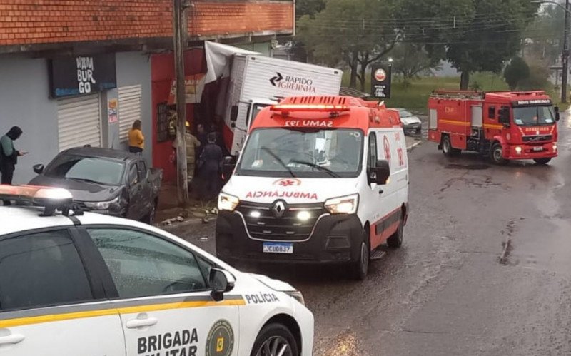 Caminhão atropela e mata homem em Novo Hamburgo e atinge imóvel com moradores dentro
