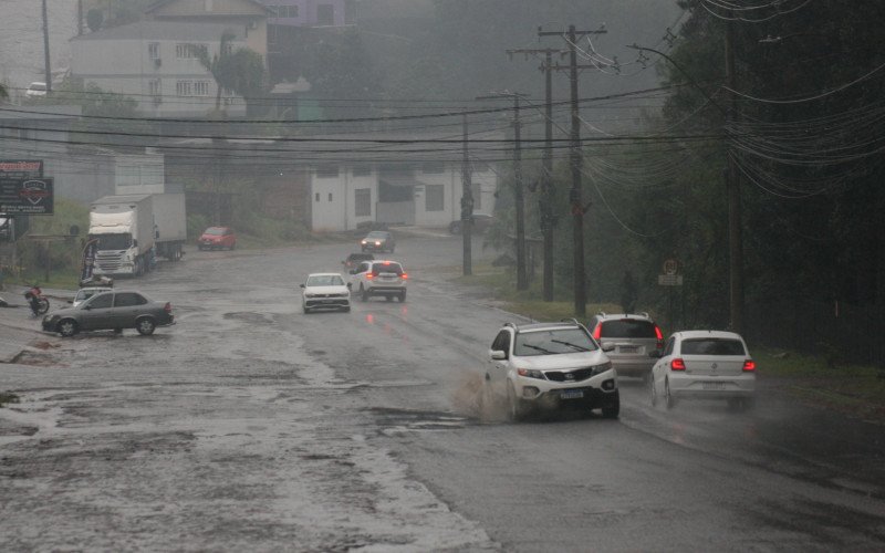 Buracos e asfalto deteriorado são alguns dos problemas na Rua Presidente Lucena entre a Avenida Walter Klein e a rótula da Boa Saúde | abc+