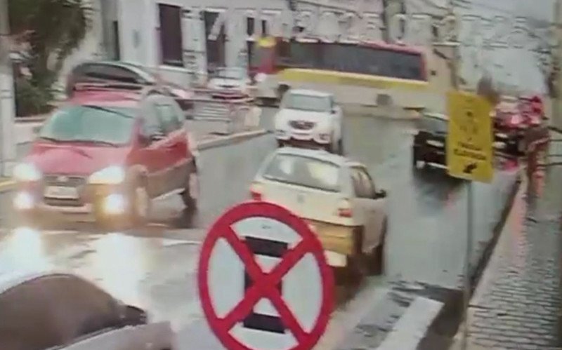 Ônibus escolar tem falha técnica e colide com mureta em Taquara | abc+