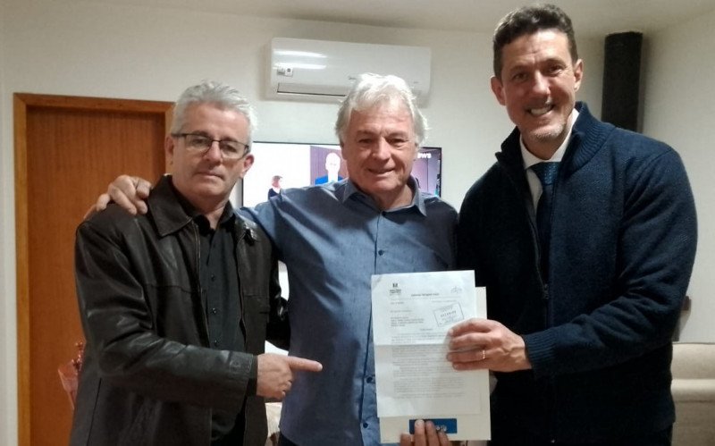 Na residência de Carlos Finck, ato de filiação ao Republicanos contou com a presença de Delegado Zucco e do presidente municipal do partido, Marcos Aguiar | abc+