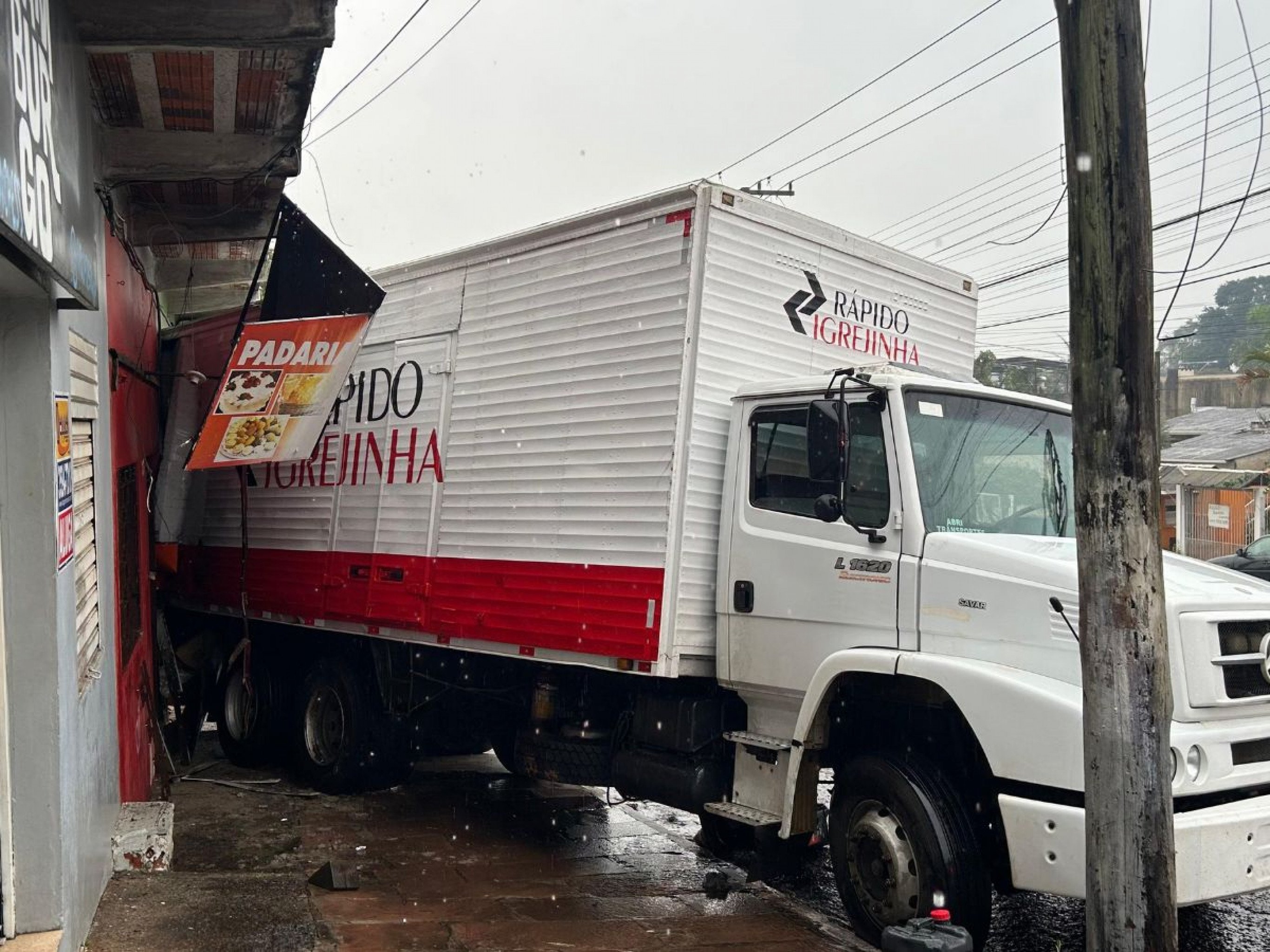 VEJA IMAGENS: Acidente com caminhão mata uma pessoa em Novo Hamburgo