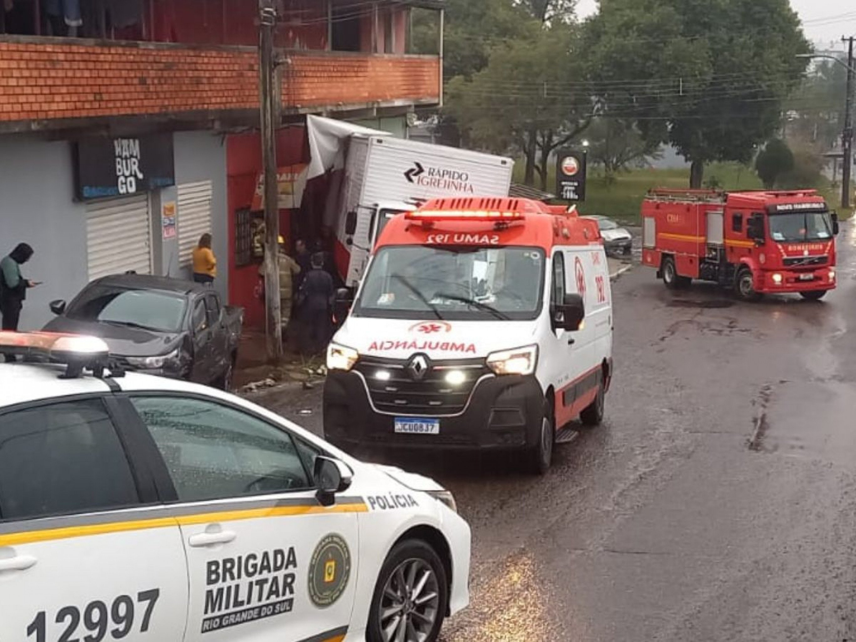 Caminhão atropela e mata homem em Novo Hamburgo e atinge imóvel com moradores dentro