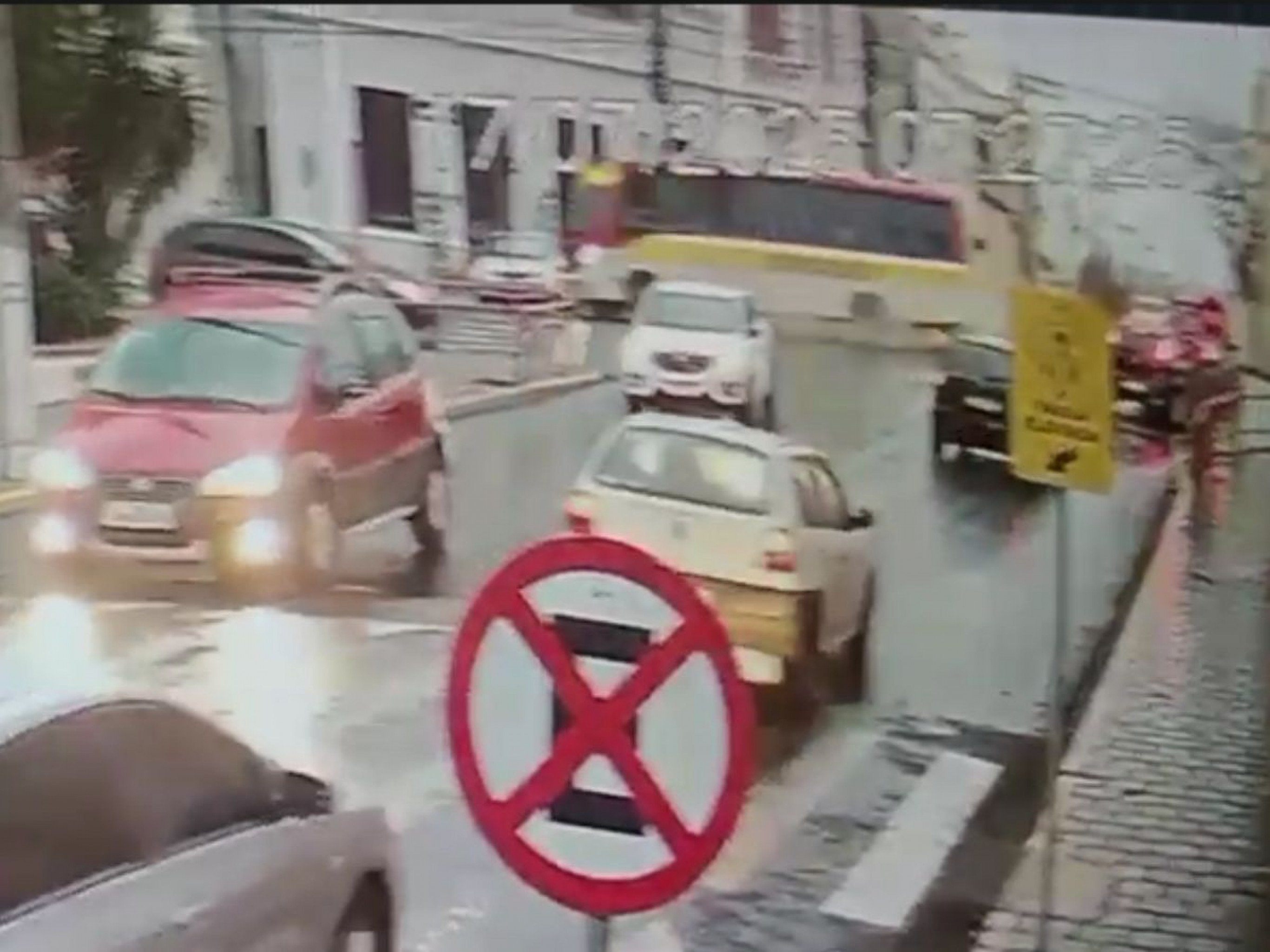 VÍDEO: Ônibus escolar tem falha e para após batida em rua movimentada na região