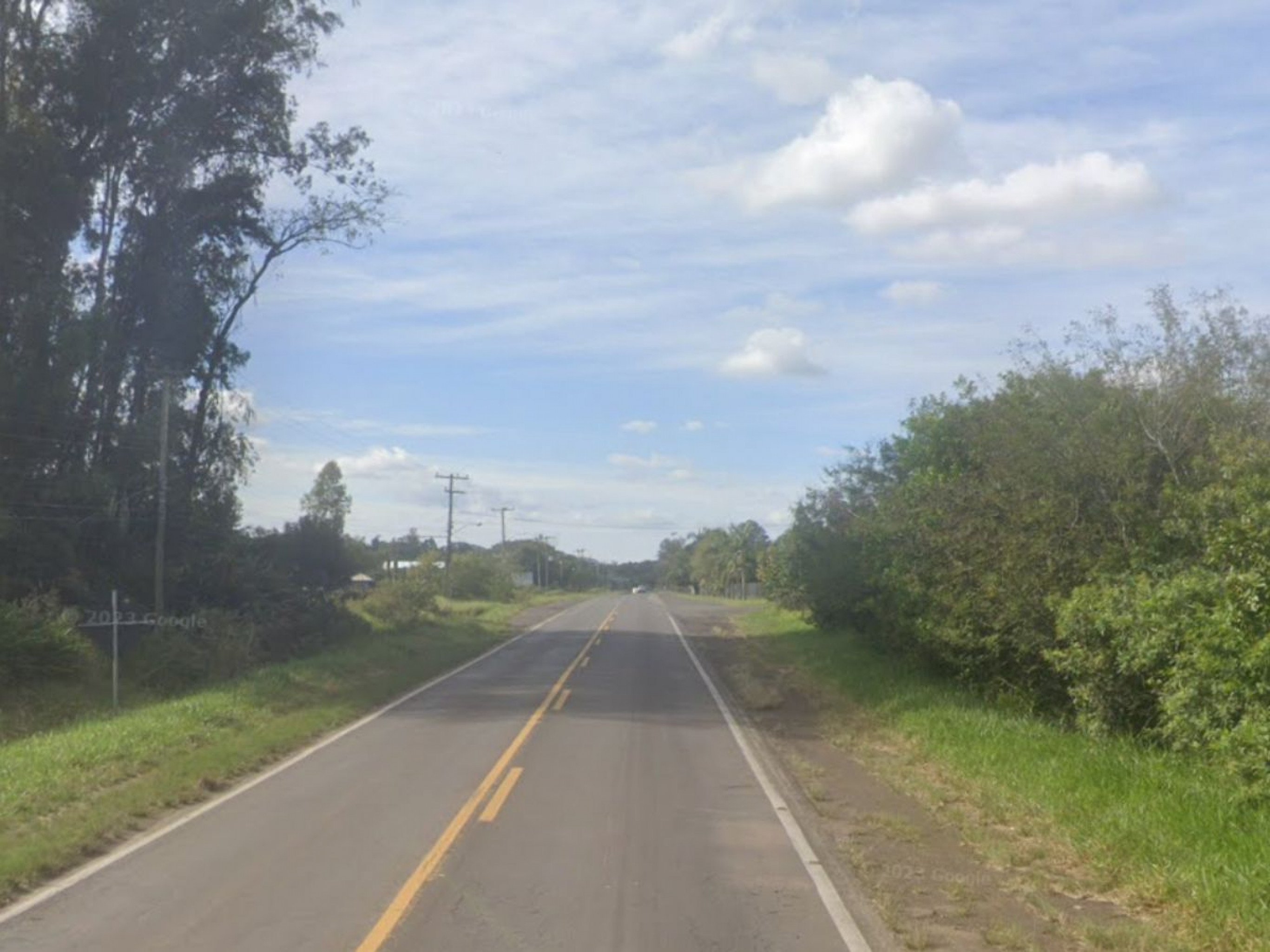 Ambulância do Samu tomba em rodovia no litoral gaúcho durante atendimento