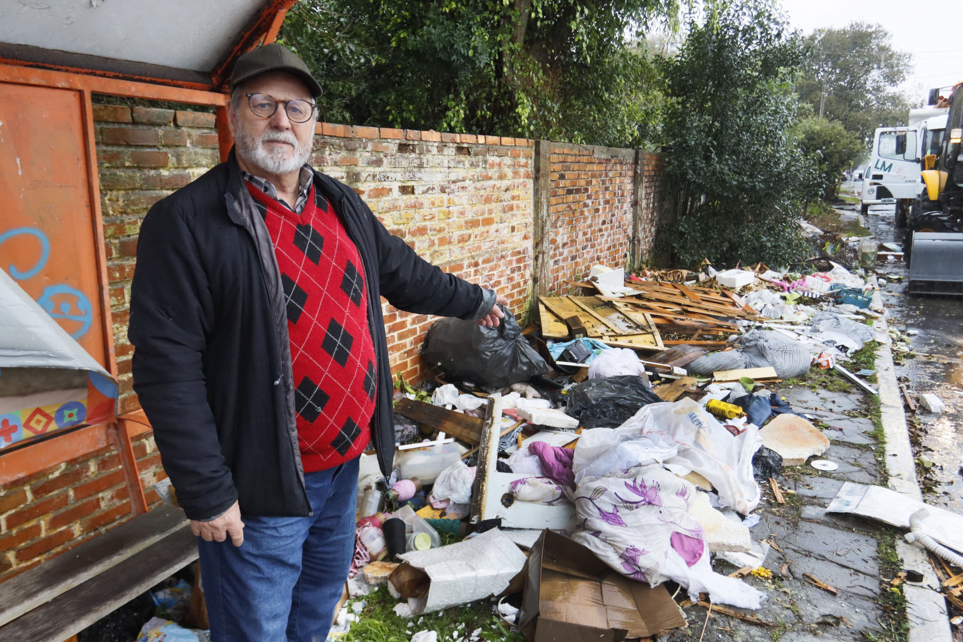 Descarte irregular de lixo afeta paradas de ônibus e causa preocupação em moradores