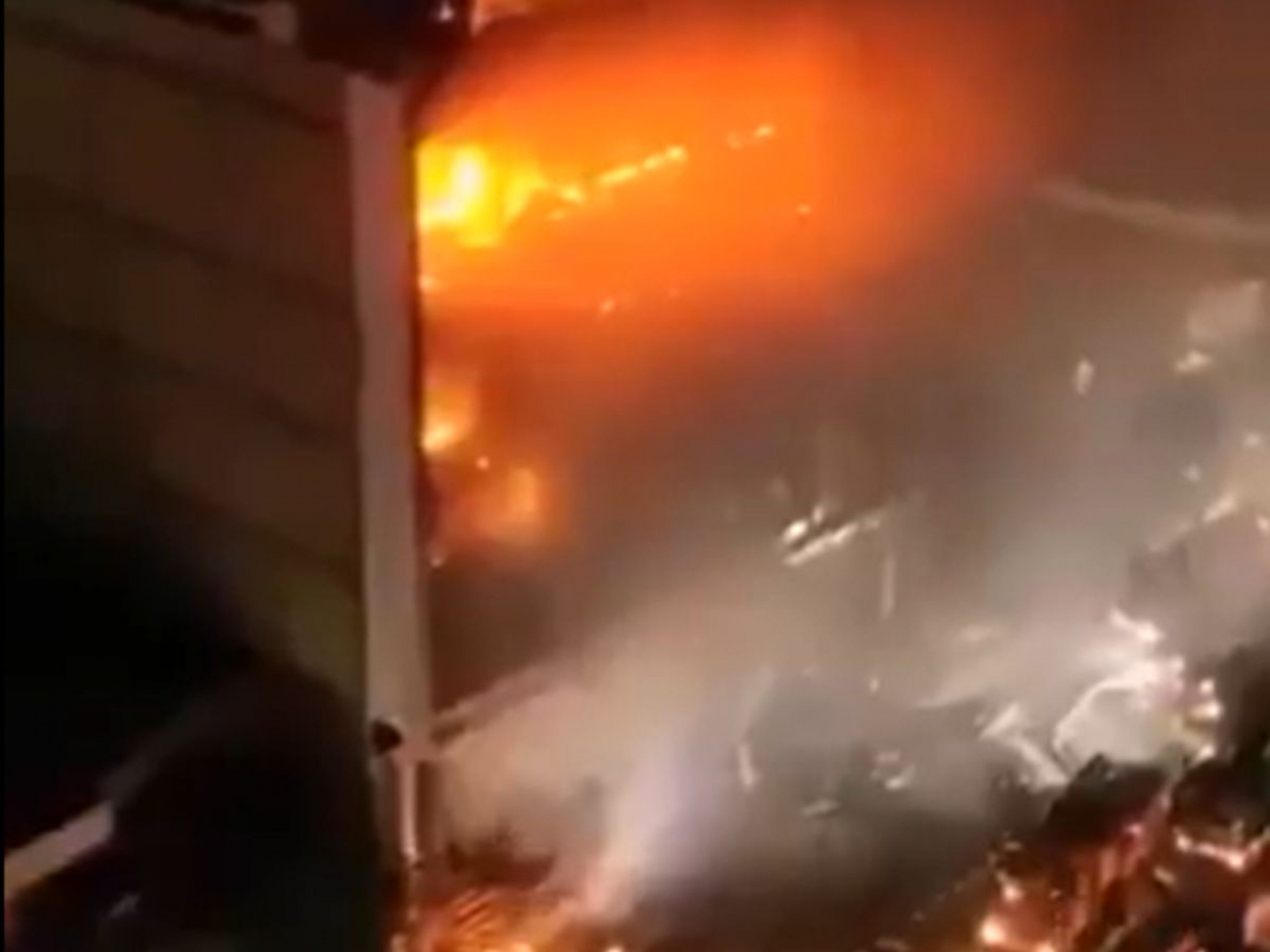 VÍDEO: Incêndio em shopping inaugurado há uma semana deixa dezenas de mortos no Iraque