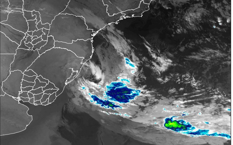 Satélite meteorológico GOES-19 do final da madrugada desta sexta-feira mostra o centro de baixa pressão junto ao litoral do RS trazendo nebulosidade e instabilidade | abc+