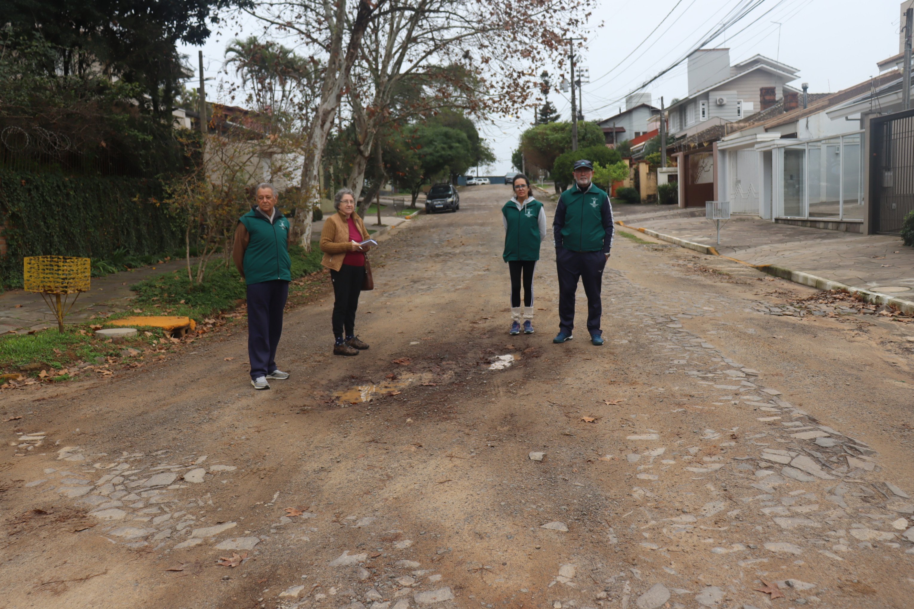 Obras da ETE Pradinho no bairro Cristo Rei - Rua Regina Mundi, onde estavam os representantes da associação: Barbosa, Rosana Schwertner, Márcia Wilborn e Glauco Jorge