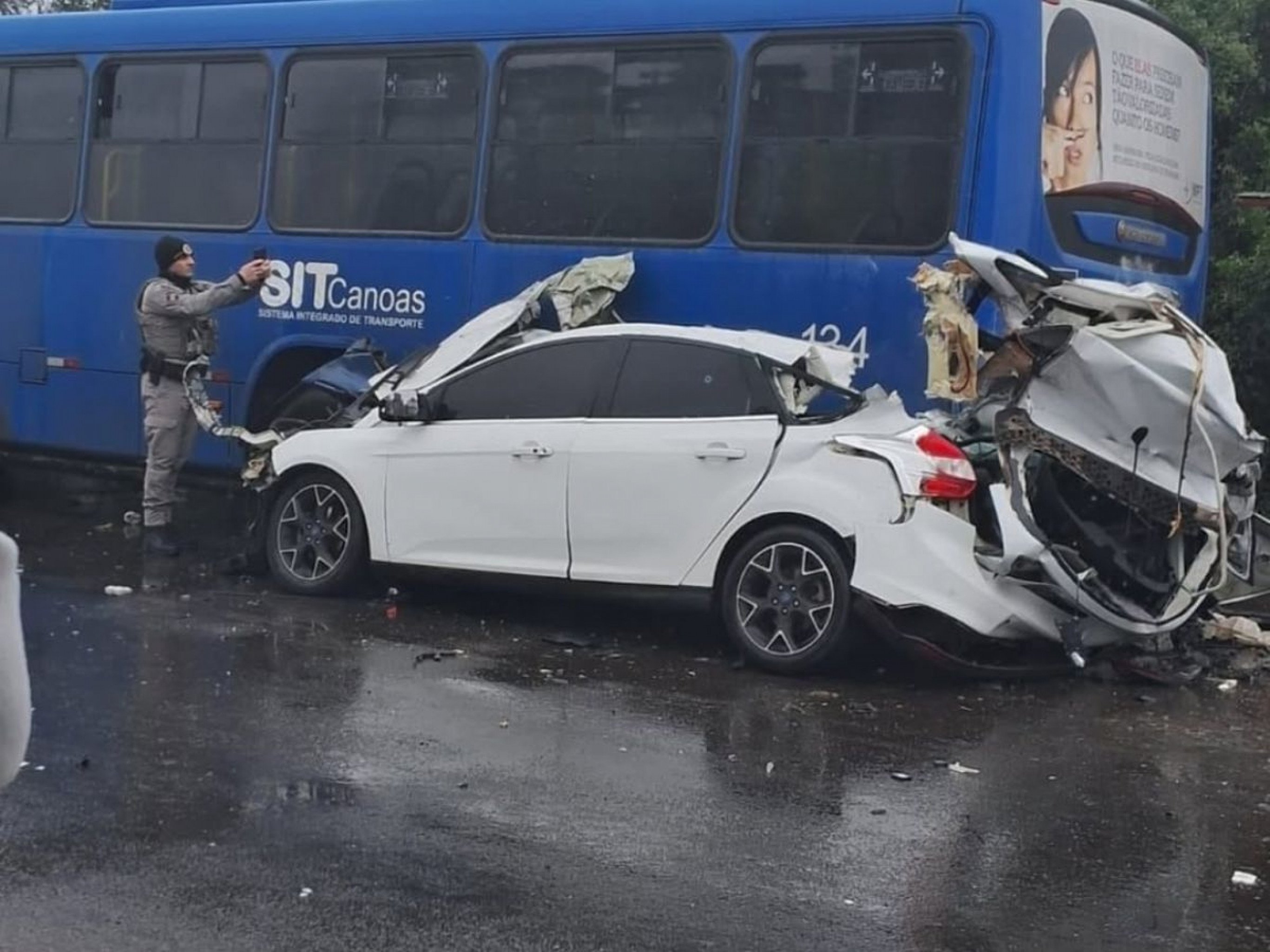 Motorista morre após ser atingido por tiros e colidir contra ônibus em Canoas
