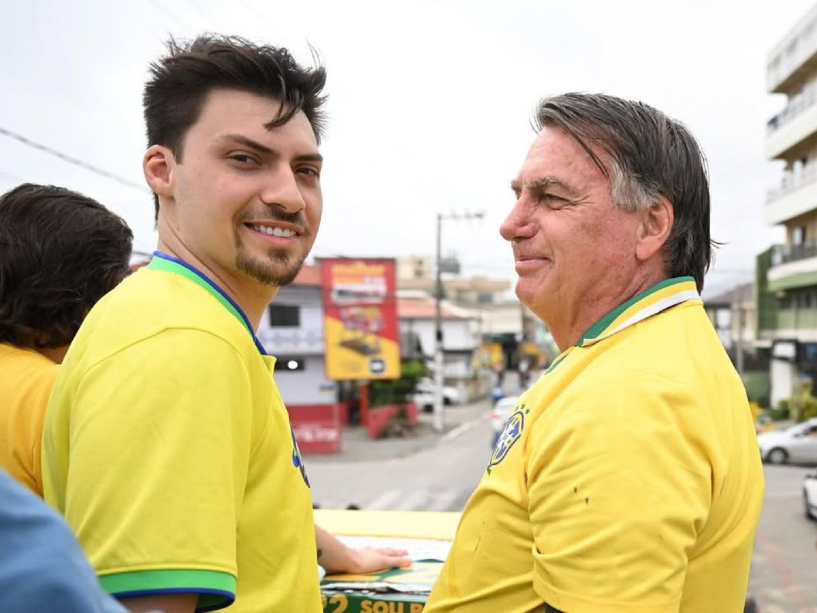 Jair Renan reage às medidas restritivas impostas por Moraes a Bolsonaro: "Pai, estou contigo"