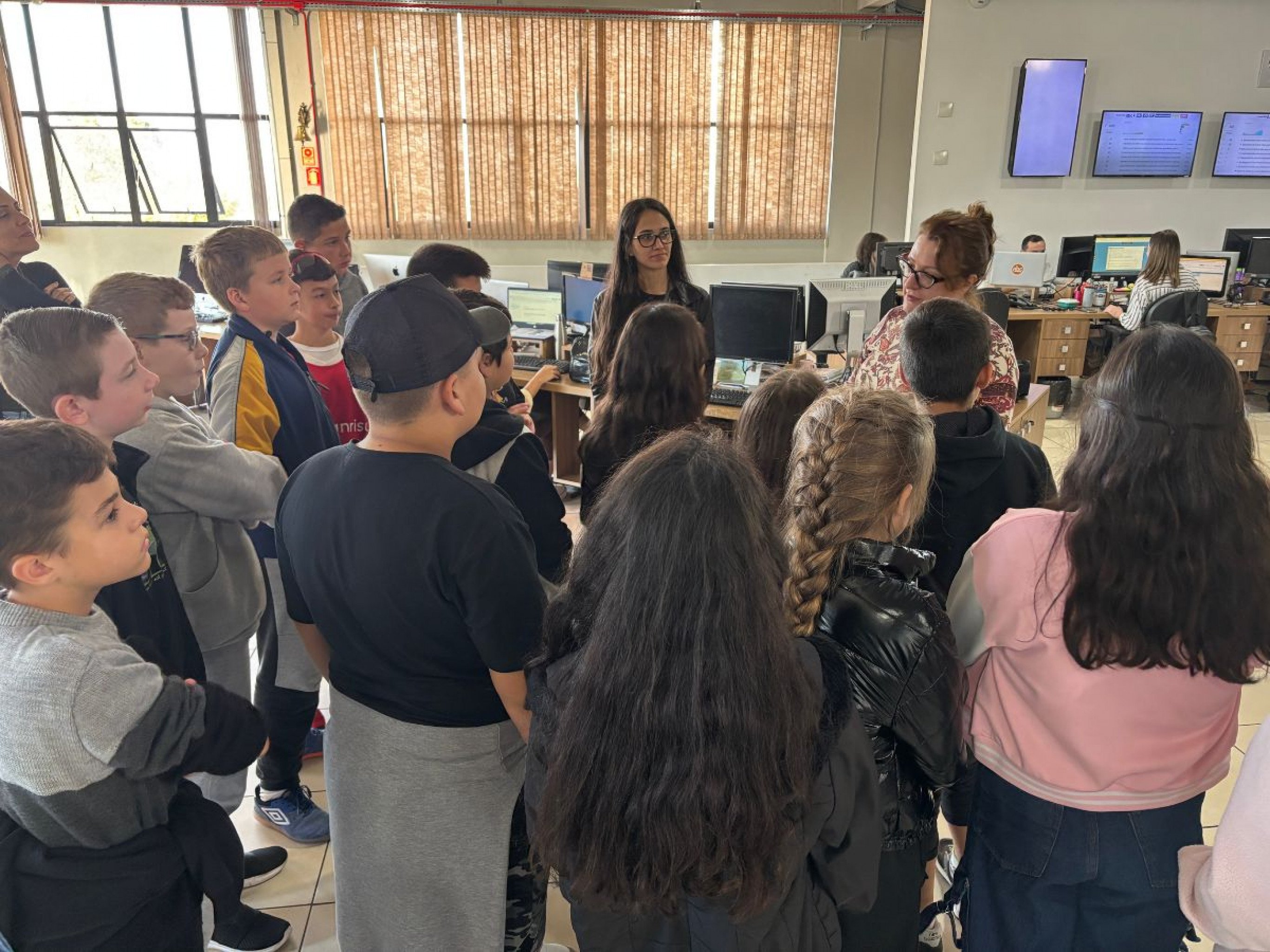 Alunos visitaram sede do Grupo Sinos em maio
