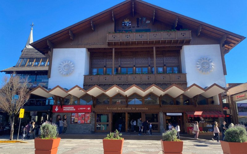 Sol, céu azul, ensolarado, movimento, Centro de Gramado, Palácio dos Festivais