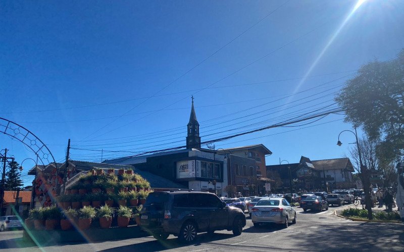 Céu azul, sol, tempo ensolarado, Centro de Gramado