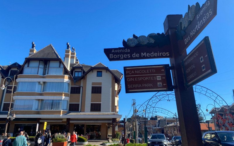 Céu azul, sol, tempo ensolarado, Centro de Gramado, esquina Avenida das Hortênsias e Borges de Medeiros