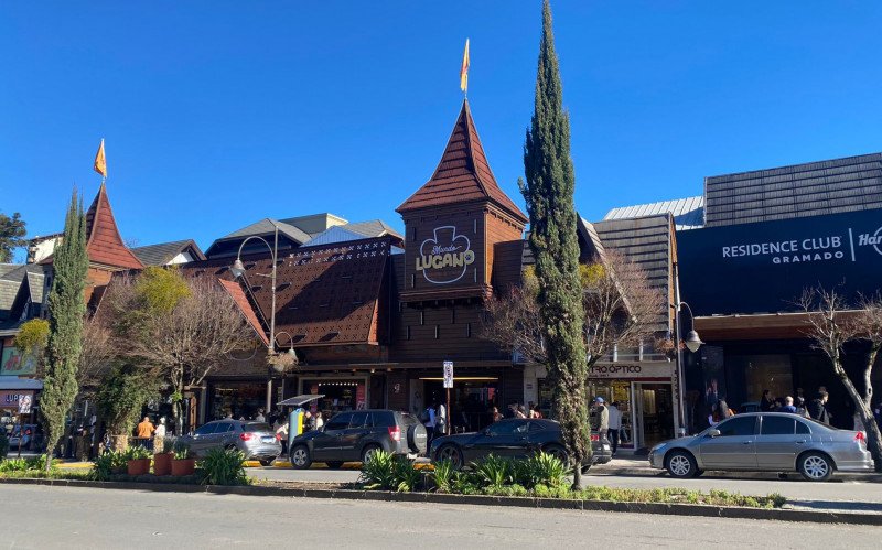 Céu azul, sol, tempo ensolarado, Centro de Gramado