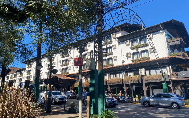 Céu azul, sol, tempo ensolarado, Centro de Gramado, Hotel Serra Azul