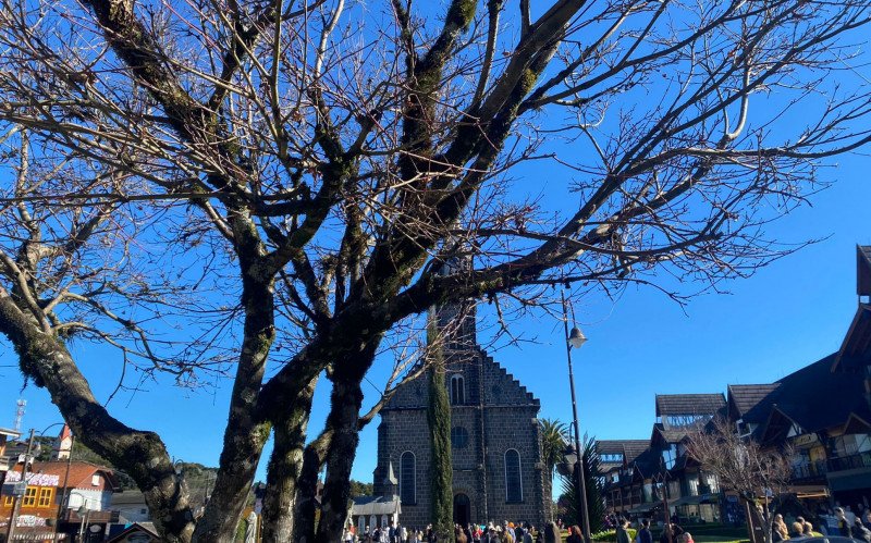 Céu azul, sol, tempo ensolarado, Centro de Gramado, cerejeiras